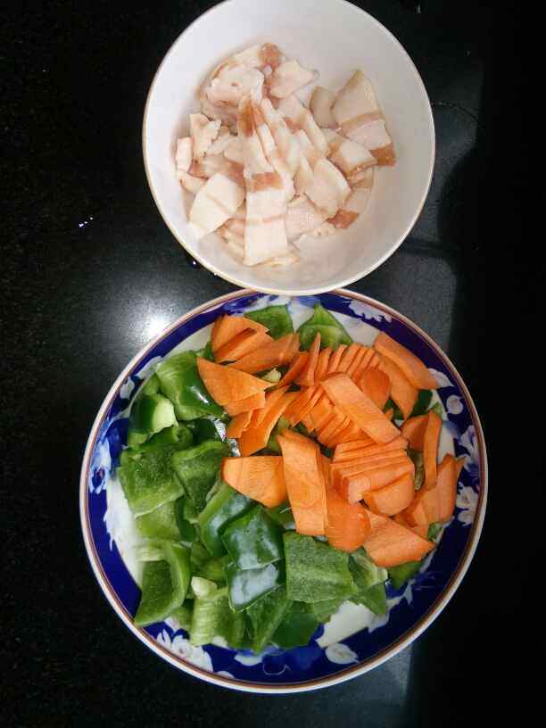 青椒胡萝卜炒五花肉步骤1