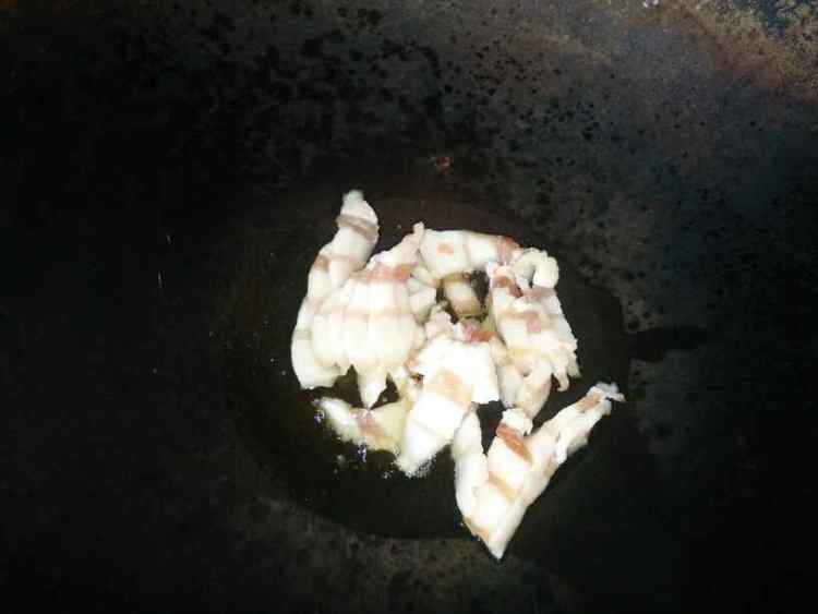 青椒胡萝卜炒五花肉步骤3