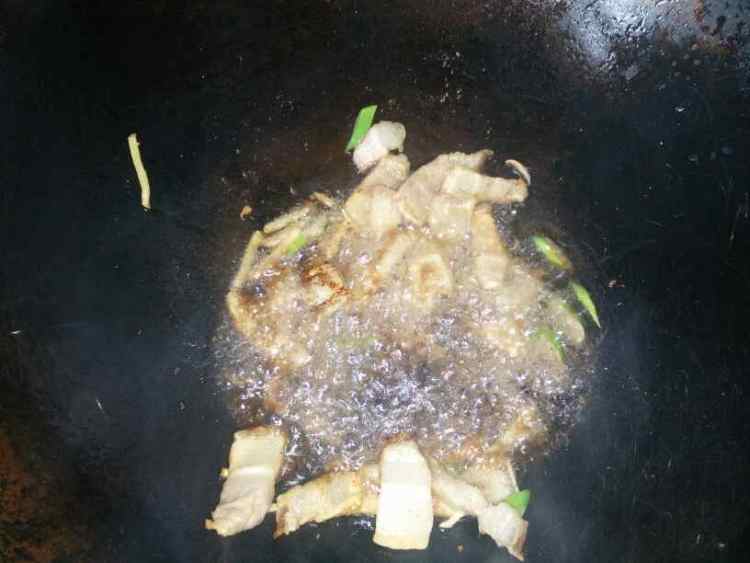 青椒胡萝卜炒五花肉步骤5