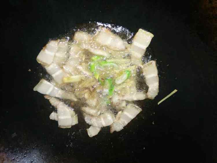 青椒胡萝卜炒五花肉步骤4