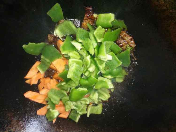 青椒胡萝卜炒五花肉步骤6
