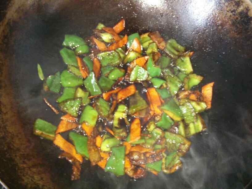 青椒胡萝卜炒五花肉步骤8
