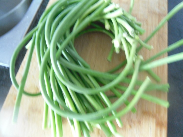 五花肉蒜薹焖面步骤1