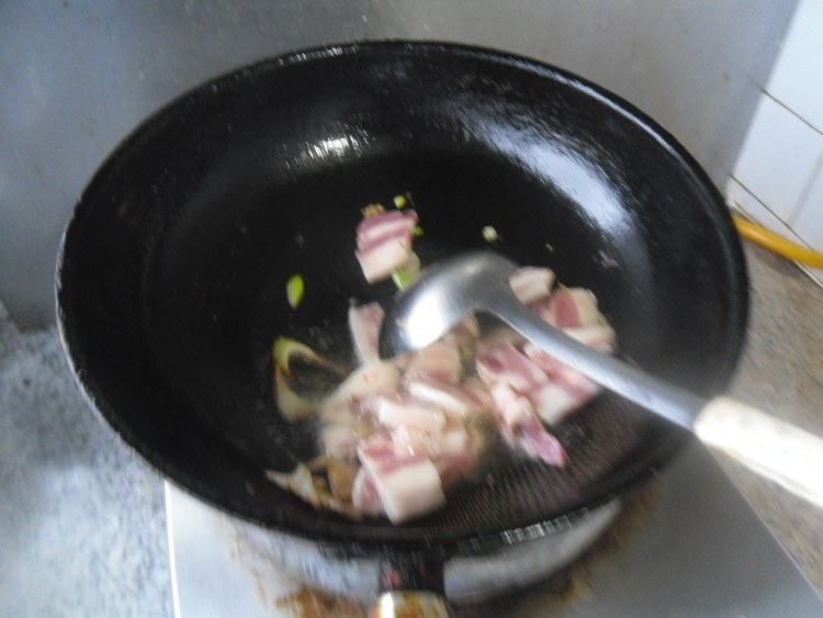 五花肉蒜薹焖面步骤5