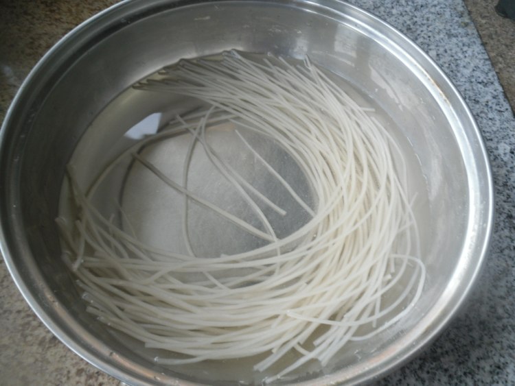 五花肉蒜薹焖面步骤2