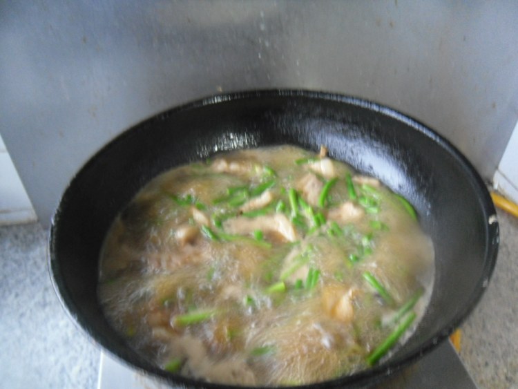 五花肉蒜薹焖面步骤8