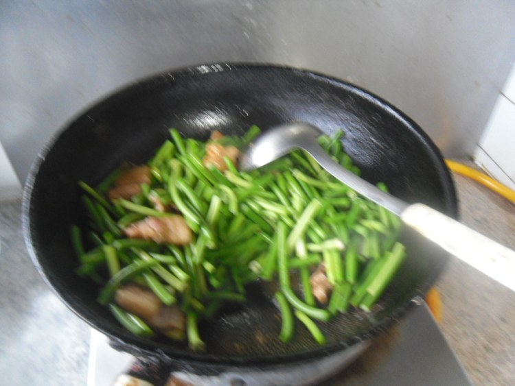 五花肉蒜薹焖面步骤7