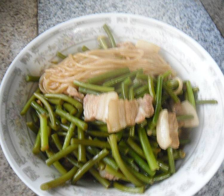 五花肉蒜薹焖面步骤11