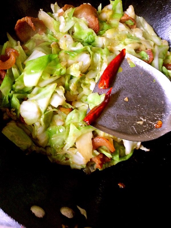 五花肉炒高丽菜步骤8