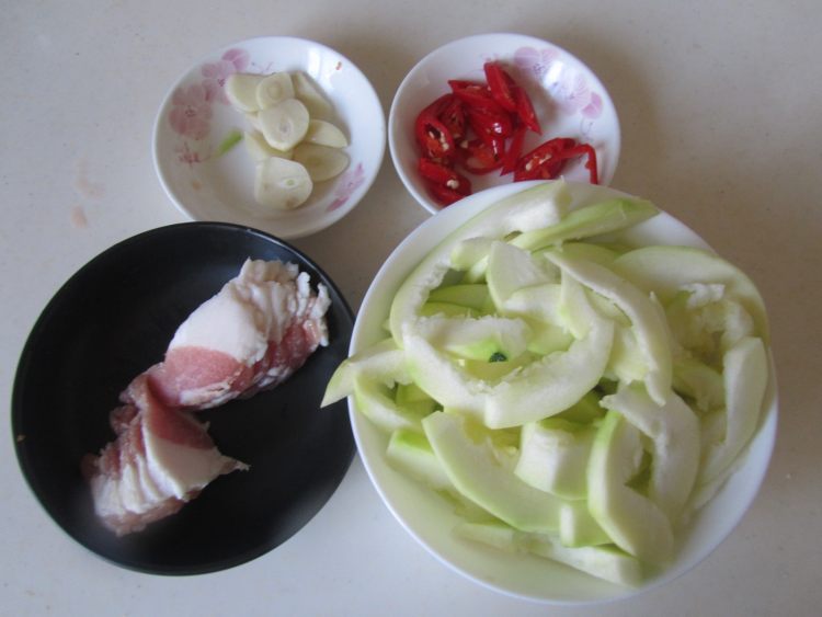 青南瓜炒肉片步骤1