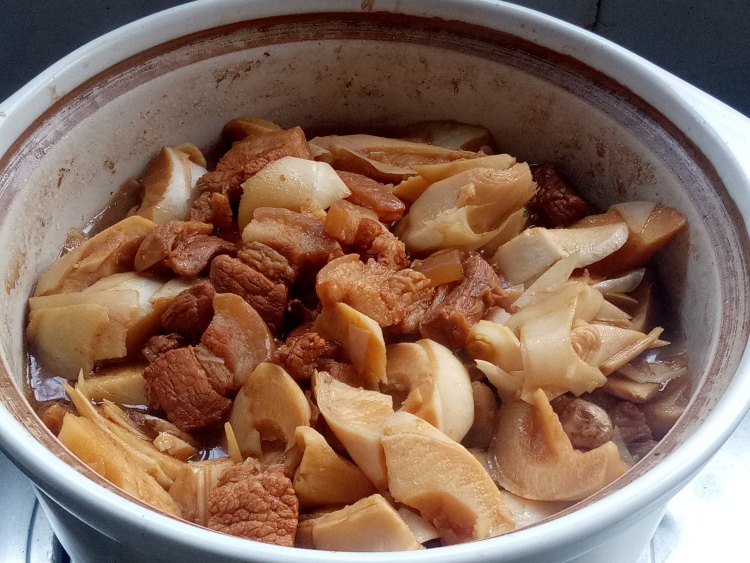 红烧肉甜笋煲步骤8