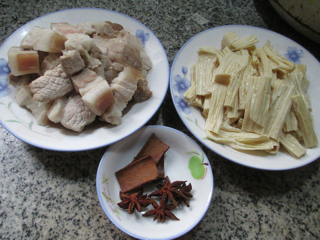 腐竹煮五花肉步骤1