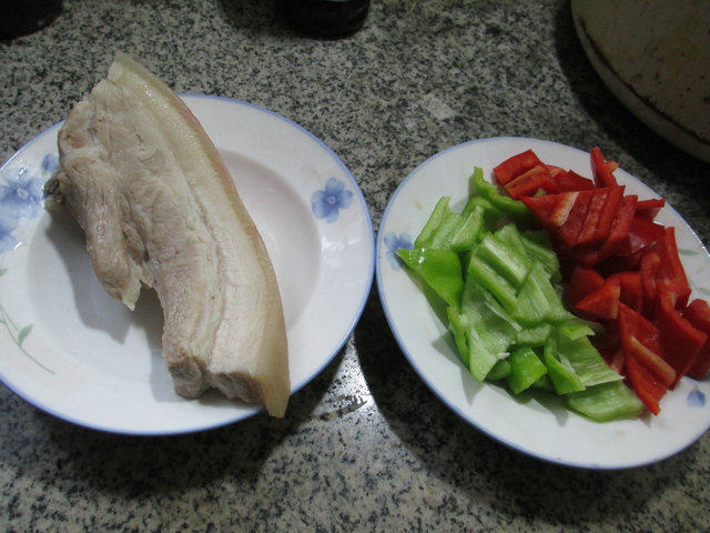 双椒回锅肉步骤1