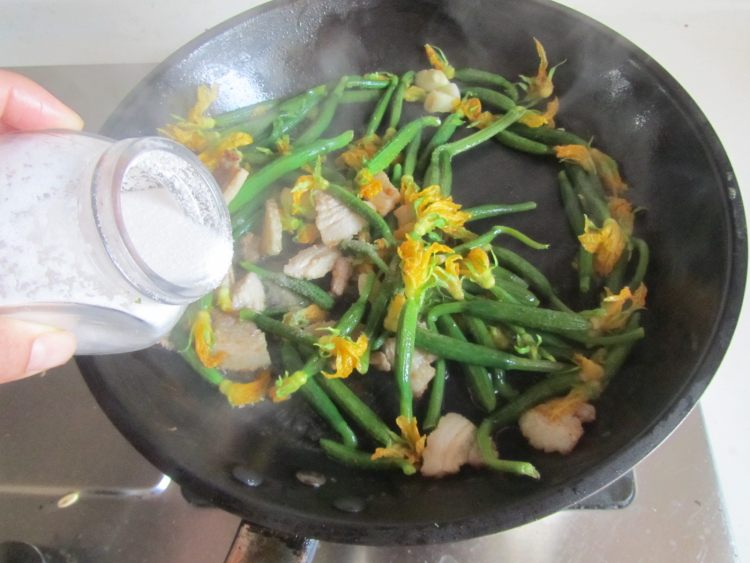 黄瓜花炒肉步骤6