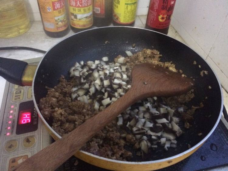 香菇米线步骤3