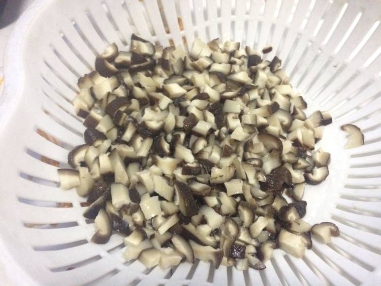香菇米线步骤1