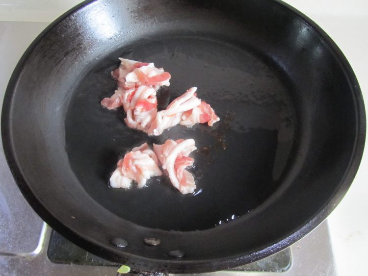 包菜肉片炒猫耳朵步骤8