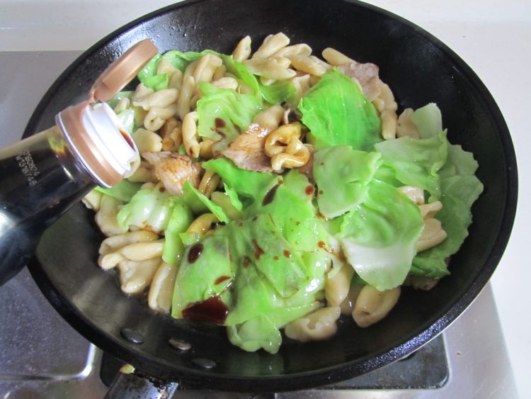包菜肉片炒猫耳朵步骤11