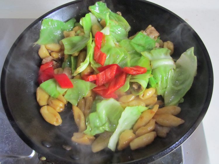 包菜肉片炒猫耳朵步骤13