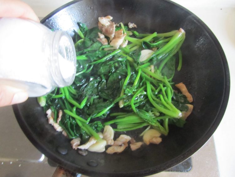 菠菜炒肉丝步骤7