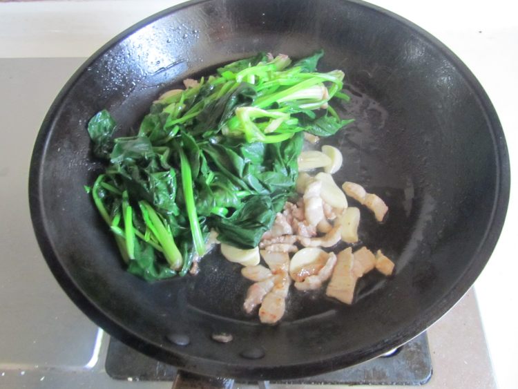 菠菜炒肉丝步骤6