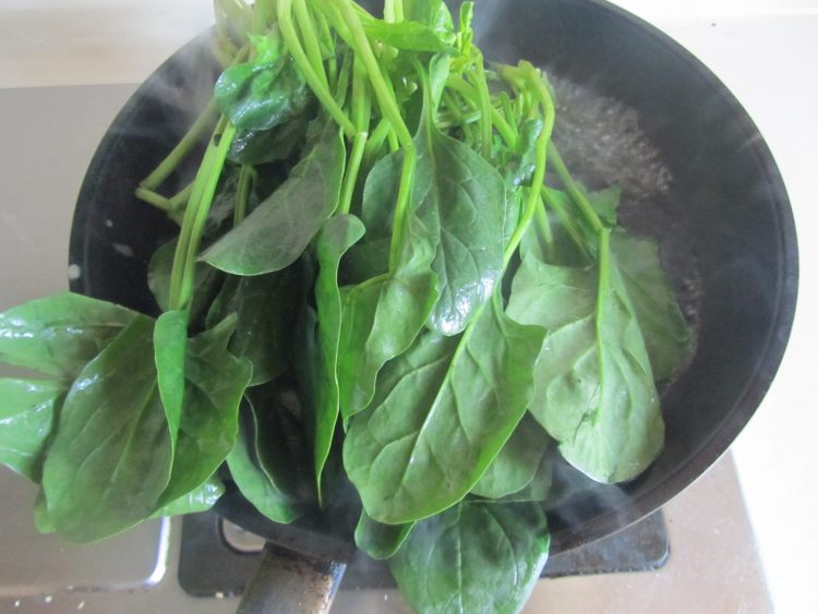 菠菜炒肉丝步骤3
