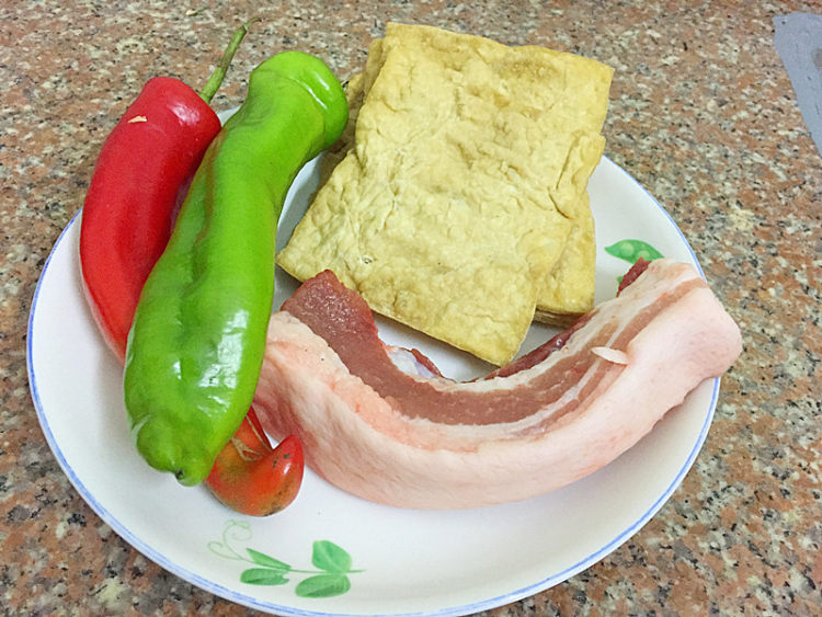 三丝回锅肉步骤1