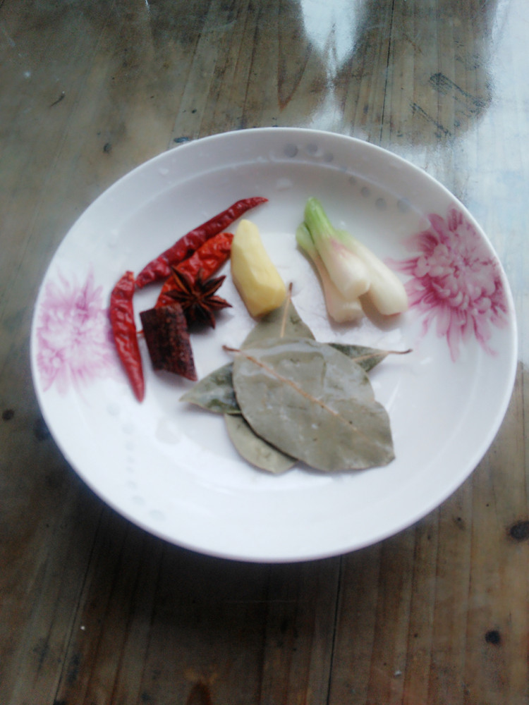 胡萝卜土豆烧肉步骤2