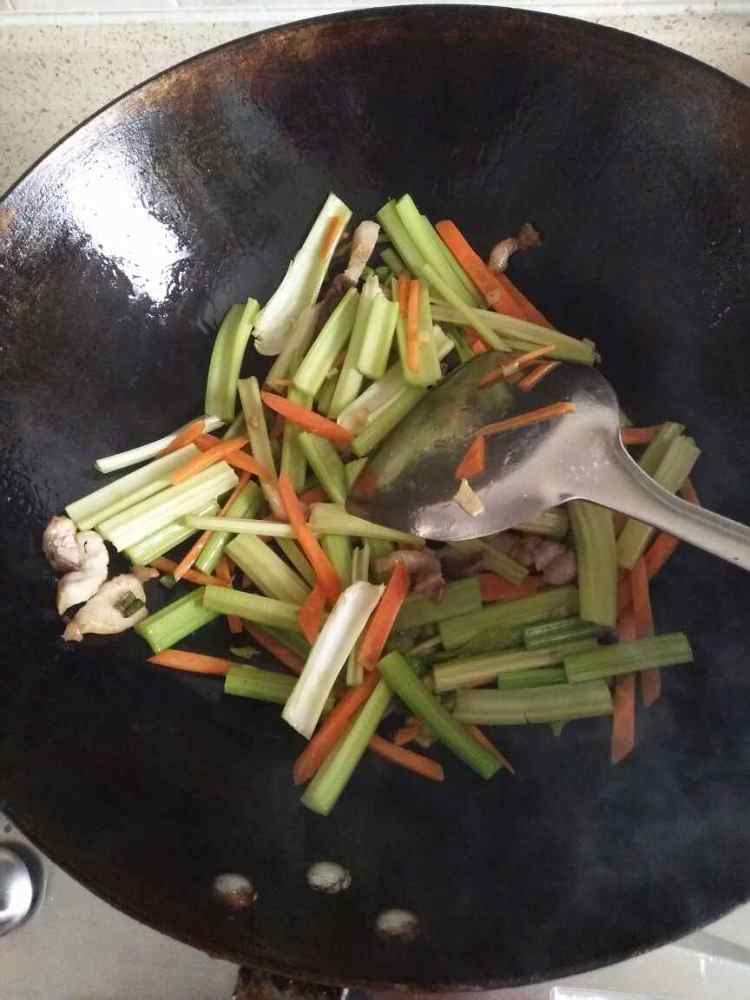 芹菜腐竹炒肉步骤5