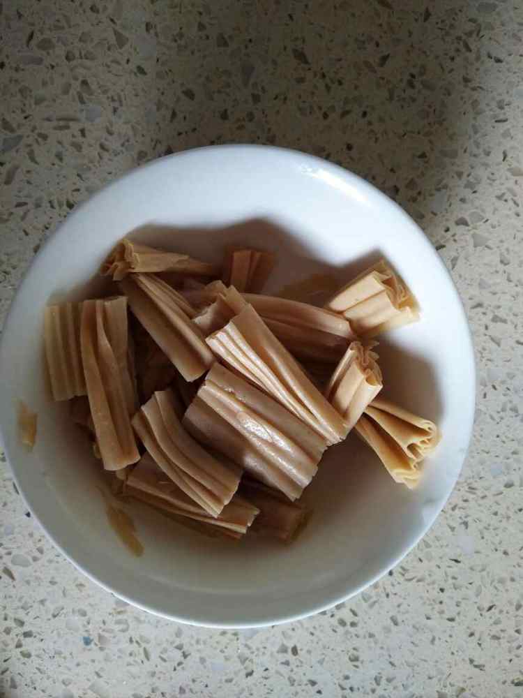 芹菜腐竹炒肉步骤2