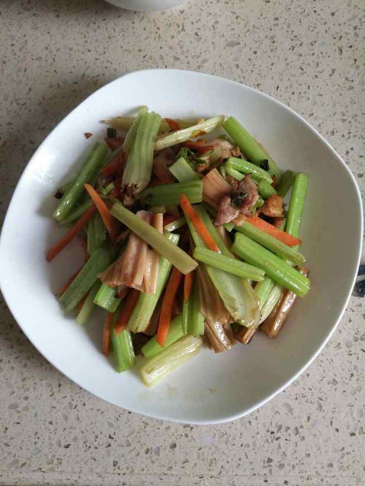芹菜腐竹炒肉步骤6