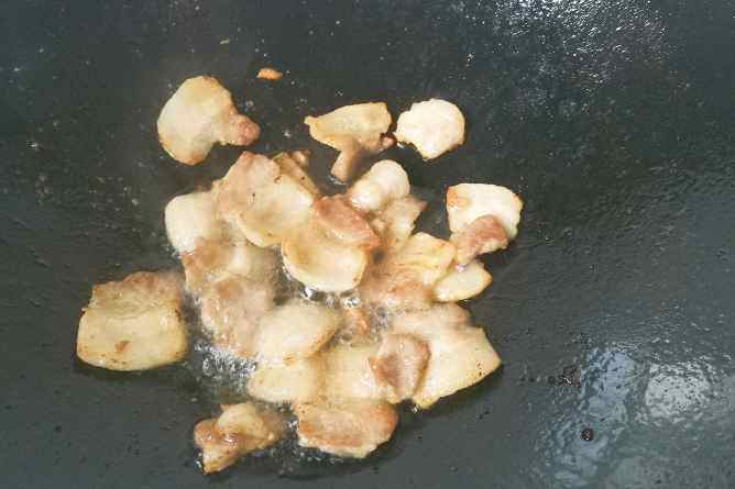 五花肉炒蒜苔步骤3
