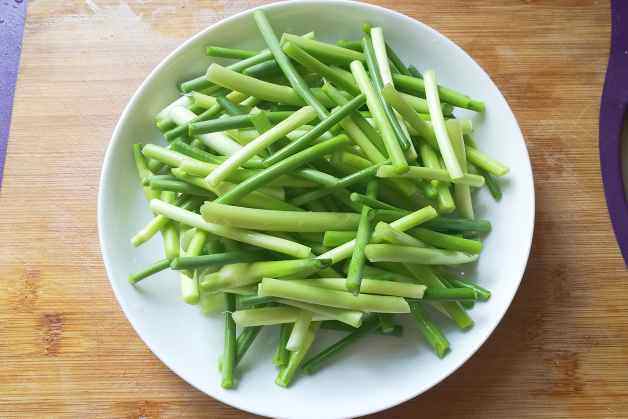五花肉炒蒜苔步骤1