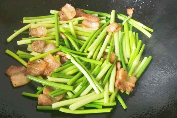 五花肉炒蒜苔步骤4