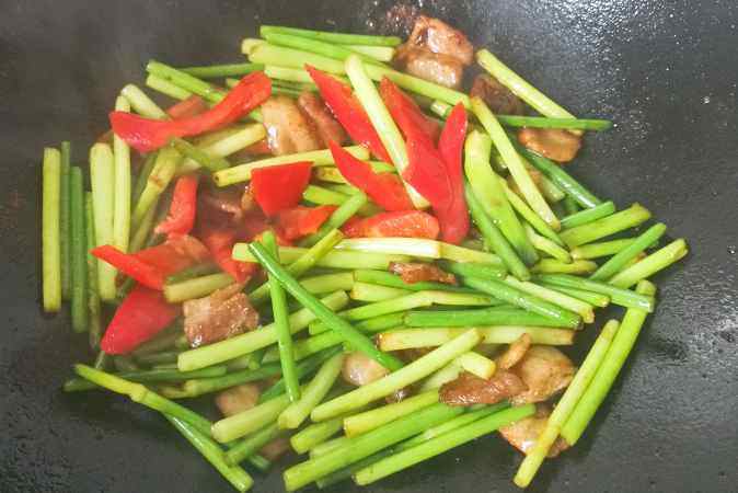 五花肉炒蒜苔步骤6