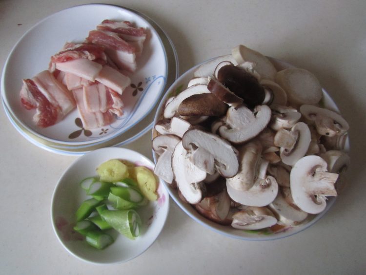 什菌菇煲步骤1