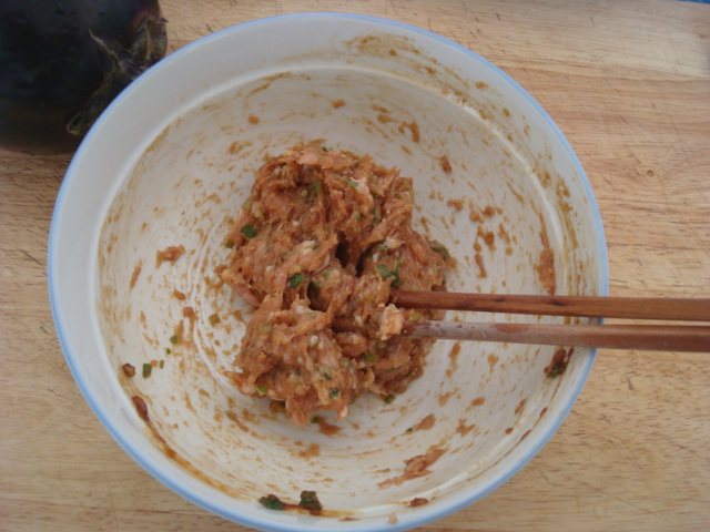 猪肉丸烩茄子步骤3