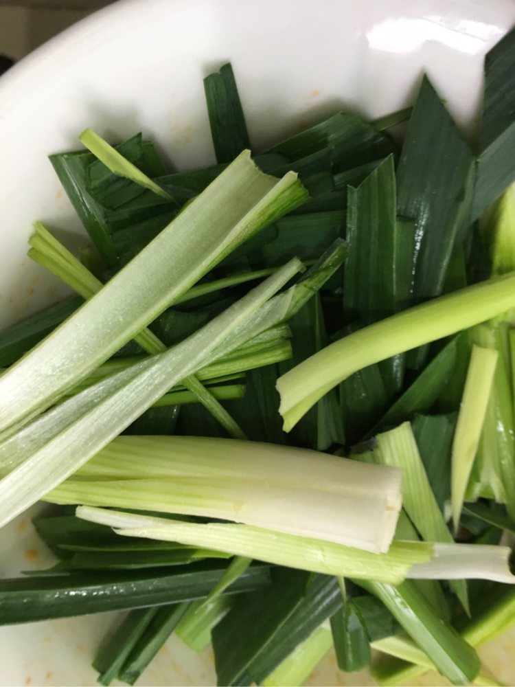 五花肉炒蒜苗步骤2