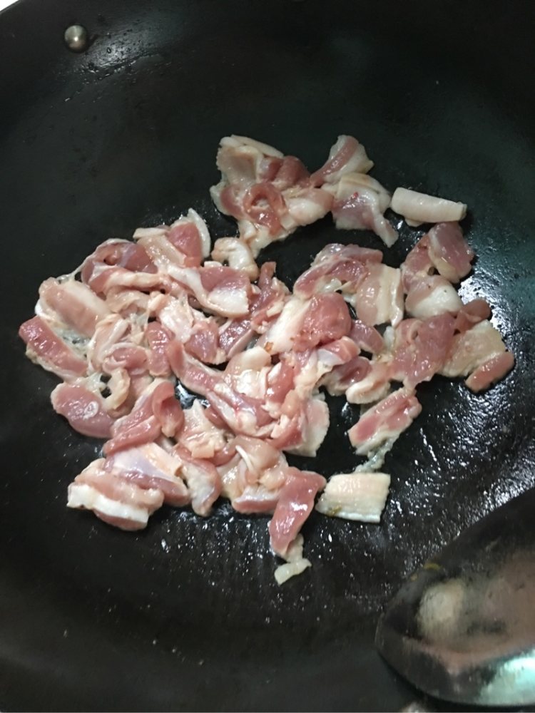 五花肉炒蒜苗步骤4