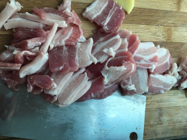 五花肉炒蒜苗步骤1