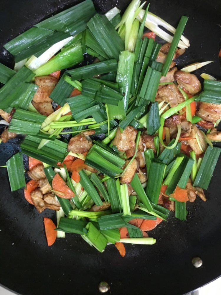 五花肉炒蒜苗步骤10