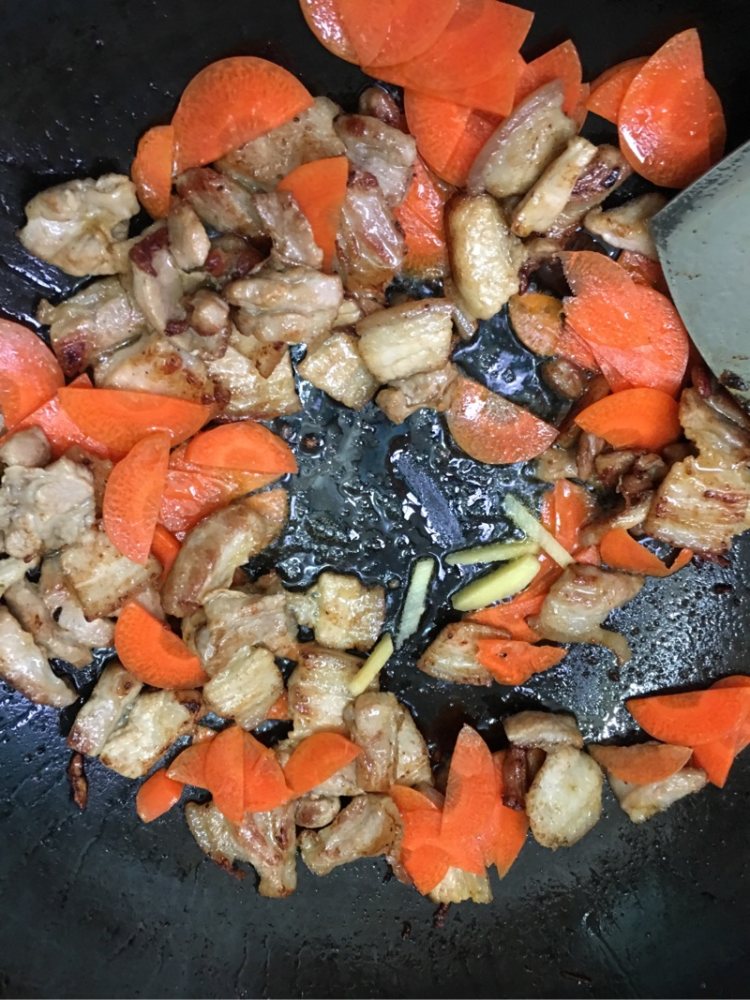 五花肉炒蒜苗步骤6