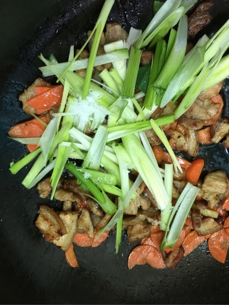 五花肉炒蒜苗步骤8