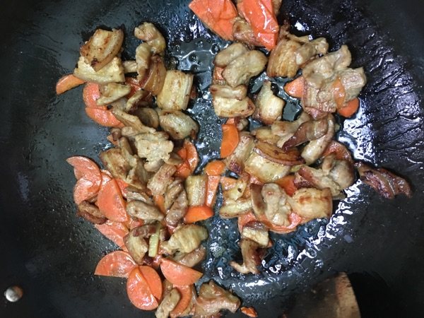 五花肉炒蒜苗步骤7