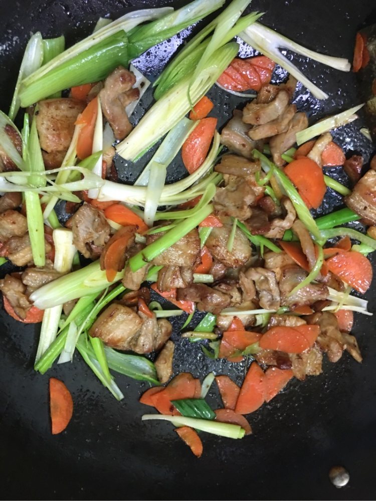 五花肉炒蒜苗步骤9