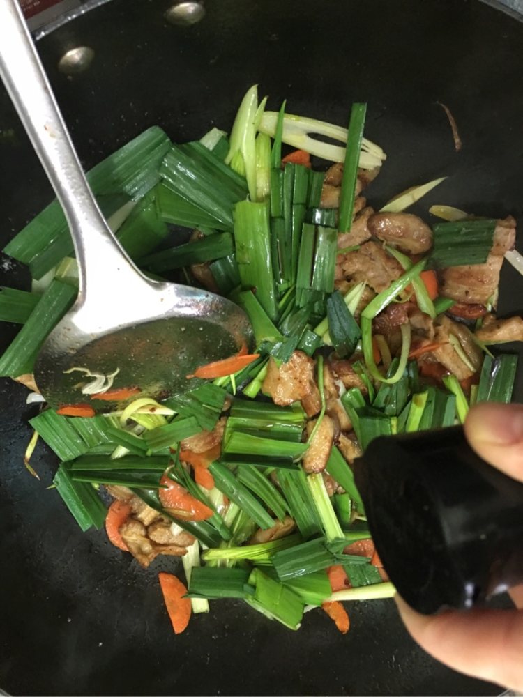 五花肉炒蒜苗步骤11