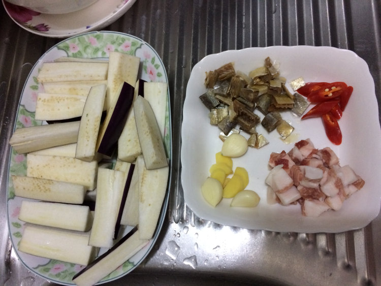 无油版咸鱼茄子煲步骤3