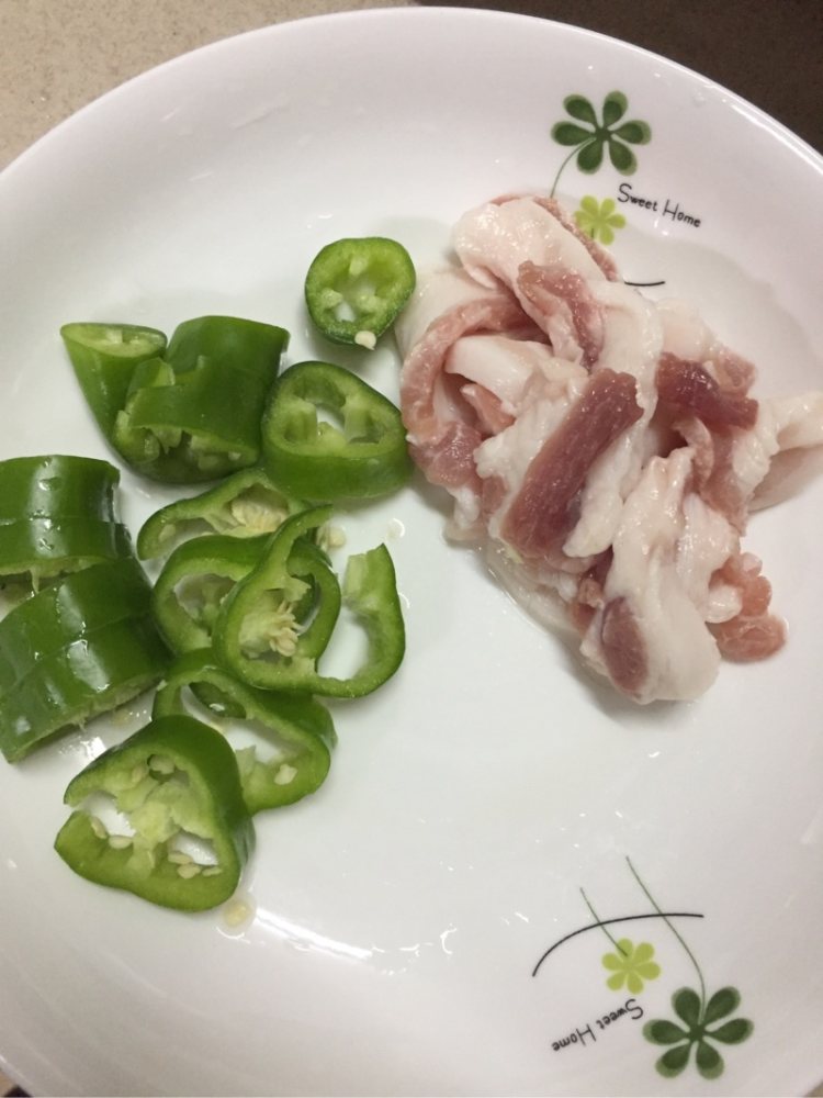 豆干炒五花肉步骤1