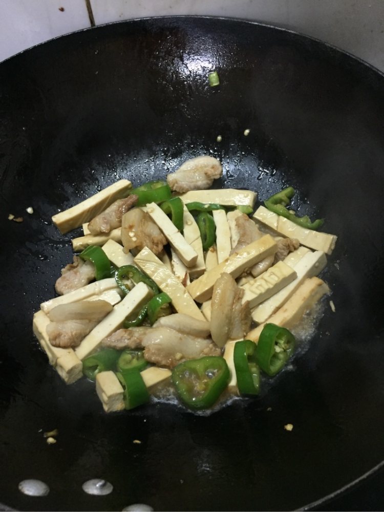 豆干炒五花肉步骤8
