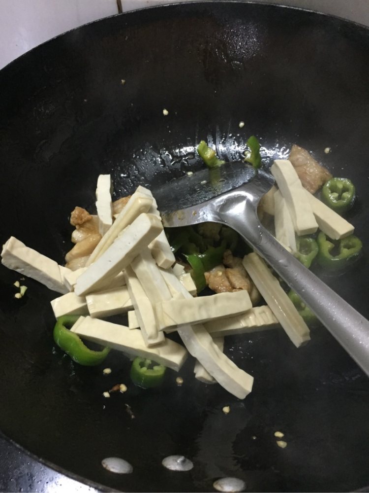 豆干炒五花肉步骤7